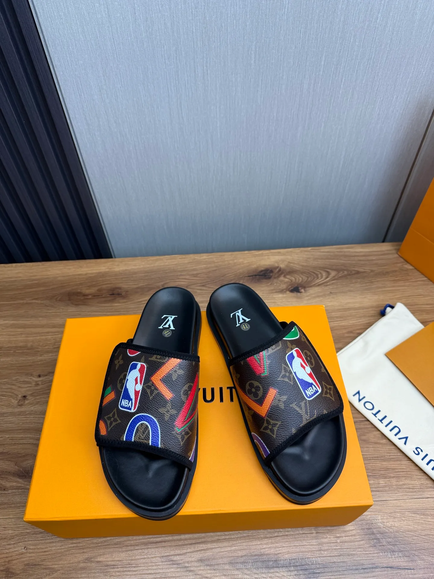 Men's shoes 💰320💰 Lv. hot selling men's slippers 🔥 🩴Official website one to one production 38-45 sizes 45 46 🉑️Customized!